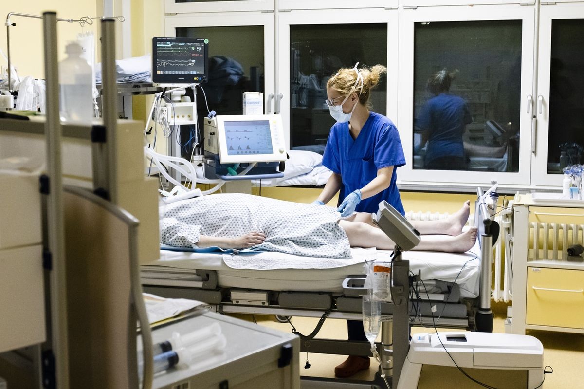 V nemocnicích mizí volná lůžka pro covidové pacienty